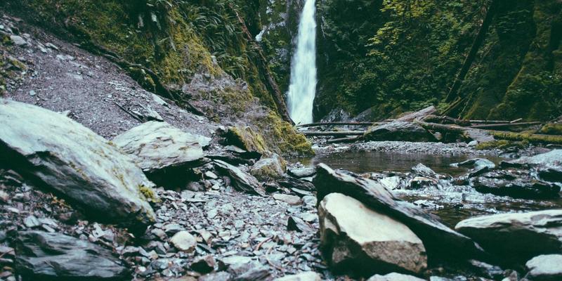 艺术留学作品集叙事性构建：用视觉语言讲述个人故事与文化身份的教育咨询指南